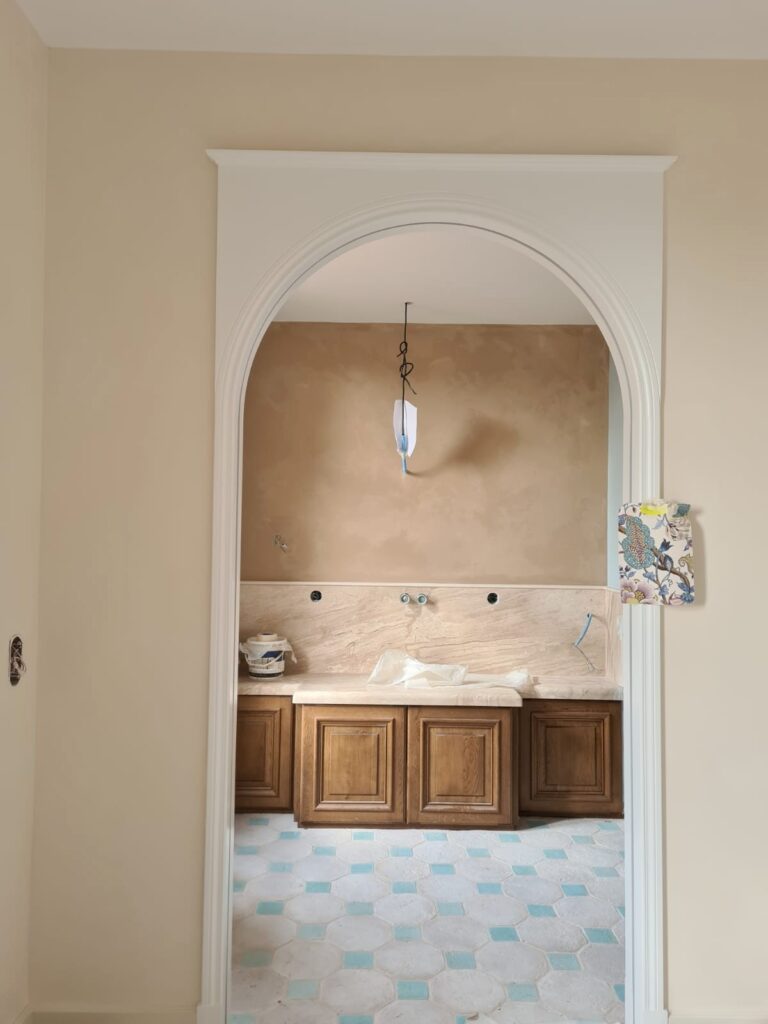 Mur à la chaux dans salle de bain, maison de prestige à Fayence